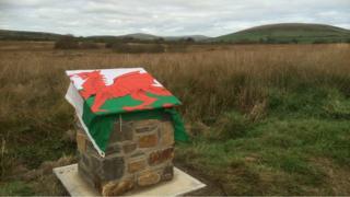 Cofeb newydd Waldo