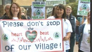 Protest yn erbyn cau'r ysgolion