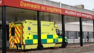 Aed â hi i Ysbyty Glan Clwyd