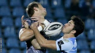 Dan Biggar collides with Leonardo Sarto