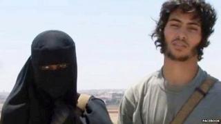 Хадиджа Даре, в черном никабе, и ее муж Абу Бакр позируют для фото в Сирии на Facebook