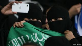 Женские футбольные фанаты Саудовской Аравии делают селфи
