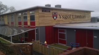 Mae plant rhwng 3-18 bellach yn cael eu haddysg ar gampws Ysgol Llanhari