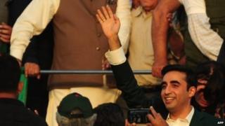 Bilawal Bhutto Zardari, chairman of Pakistan People's Party , waves to supporters during his arrival at the rally in Karachi (18 October 2014)