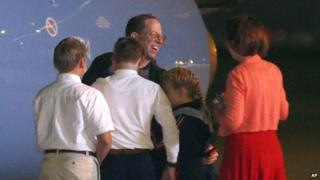 По прибытии на военно-воздушную базу Райт-Паттерсон в Огайо 22 октября 2014 года члены семьи приветствуют Джеффри Фаула