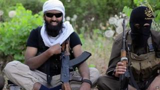 Кадр из видео, размещенного ИГИЛ на телеканале Аль-Хаят, в котором говорится, что британец по имени Абдул Ракиб Амин 22 июня 2014 года