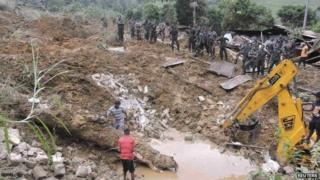 Rescue teams from the Sri Lankan military work at the site of a landslide at the Meeriyabedda tea plantation (29 October 2014)