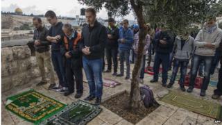 Palestinians pray in East Jerusalem (31/10/14)