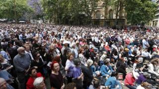 Thousands gather in tribute to former Australian Prime Minister Gough Whitlam as they watch a live telecast of his memorial service at Sydney"s Town Hall, November 5, 2014. Whitlam, who died on October 21 aged 98, was one of his country"s most revolutionary yet divisive statesmen, forging ties with China but triggering a constitutional crisis that split the country.