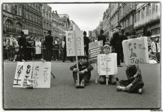 Три парня на демонстрации совета, 1986