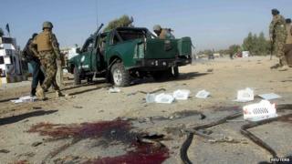 Afghan National Army soldiers carry out an inspection at the site of a blast in Jalalabad city (10 November 2014)