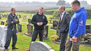 Gwirfoddolwyr yn adfer beddau