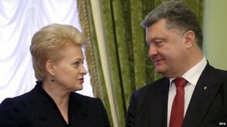 Lithuania's President Dalia Grybauskaite (L) and Ukrainian President Petro Poroshenko (R) talk in Kiev, Ukraine on 24 November 2014