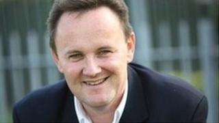 Y comisiynydd, Keith Towler