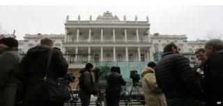 Journalists wait outside the Palais Coburg in Vienna during the nuclear negotiations between Iran and the P5+1 (24 November 2014)