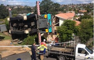 Picture of crane that toppled into Auckland home 28 November 2014