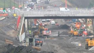 Gwaith adeiladu ar yr A465