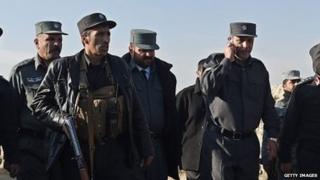 Начальник полиции Кабула Захир Захир говорит по телефону (ноябрь 2014 г.)