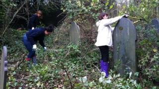 Gwirforddolwyr yng Nghonwy yn clirio'r drain a'r mieri yn Eglwys St Agnes Conwy