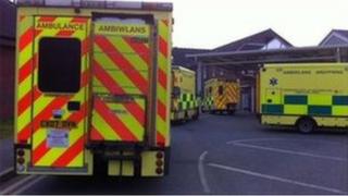 Llun llyfrgell o gerbydau ambiwlans tu allan i Ysbyty Maelor, Wrecsam