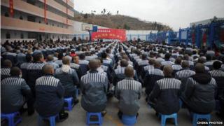 Заключенные присутствуют на церемонии празднования предстоящего Весеннего праздника в тюрьме Чуаньси 24 января 2009 года в Чэнду, провинция Сычуань, Китай.