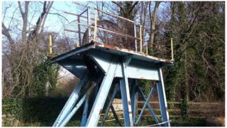 Offer pen pwll yn Ffynnongroyw