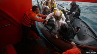 Австралийские военно-морские силы переправляют лиц, ищущих убежища, в Афганистан на спасательное судно в Индонезии, расположенное недалеко от Западной Явы 31 августа 31 2012
