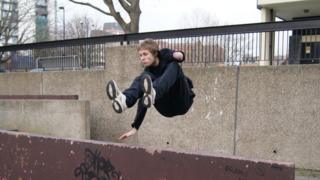 The one-armed man who somersaults on rooftops - BBC News