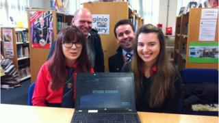 Rhes flaen, chwith i'r dde: Elin Cain a Llinos Elen; Rhes gefn, chwith i'r dde: Geraint Strello (BT) a Guto Williams (Urdd)
