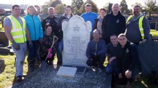 Gwirfoddolwyr yn glanhau beddau yng Nghaernarfon