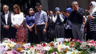 People have been paying tributes to the victims of the siege in Sydney