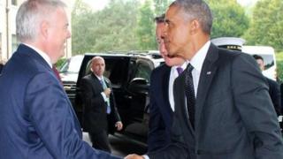 Carwyn Jones yn croesawu Barack Obama