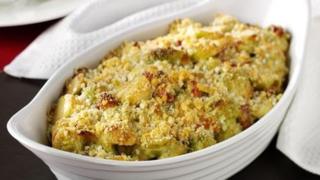 Gratin o sprouts, gyda hufen, bacwn ac almonau