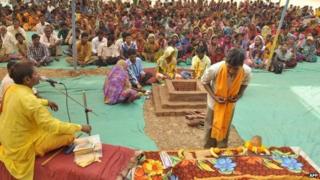 Индеец (справа на первом плане) участвует в ритуале обращения около 200 христиан в индуизм в деревне Аранай в районе Валсад штата Гуджарат, примерно в 350 км от Ахмедабада, 20 декабря 2014 года.