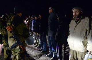 prisoners donetsk gunmen ukrainian rebel release rebels ukraine trade afp escorted soldiers caption copyright point