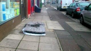 'Sbwriel yng Nghaerdydd