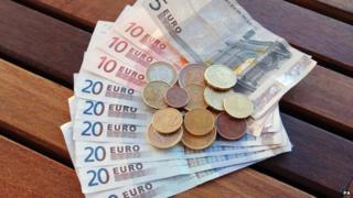 Банкноты евро и монеты