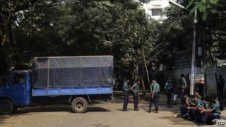 Bangladeshi police block a street leading to the offices of opposition leader Khaleda Zia in Dhaka - 4 January 2015