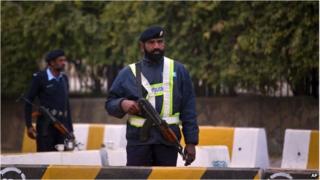 Police outside parliament in Islamabad, Pakistan (5 Jan 2015)