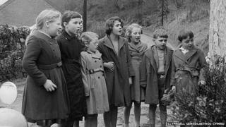 Ydych chi'n nabod un o'r plant yma o Gwm Gwaun yn 1961?