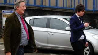 Stephen Fry ac Elliott Spencer
