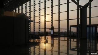 Рабочий покидает новый двухстворчатый терминал в международном аэропорту Нойбай в Ханое 20 декабря 2014 г.