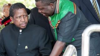 Edgar Lungu (l)