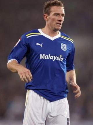Liam Lawrence yn gwisgo crys glas y clwb yn 2012