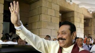 Outgoing Sri Lankan President Mahinda Rajapaksa waves to supporters as he leaves the President Secatariat in Colombo (09 January 2015)