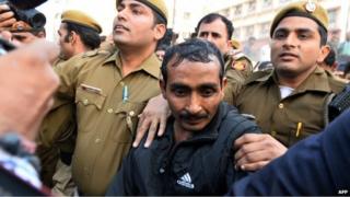 Indian police escort Uber taxi driver and accused rapist Shiv Kumar Yadav (C) following his court appearance in New Delhi on December 8, 2014