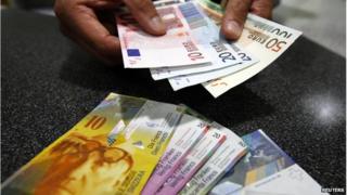 Руки кассира банка со швейцарскими франками