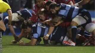 Josh Navidi yn sgorio un o ddau gais i'r Gleision yn erbyn y Scarlets cyn y Dolig
