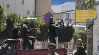 Houthi fighters fire at Presidential Guard soldiers in Sanaa, Yemen (19 January 2015)