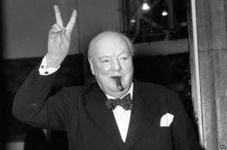 Уинстон Черчилль дает знак V-для победы
